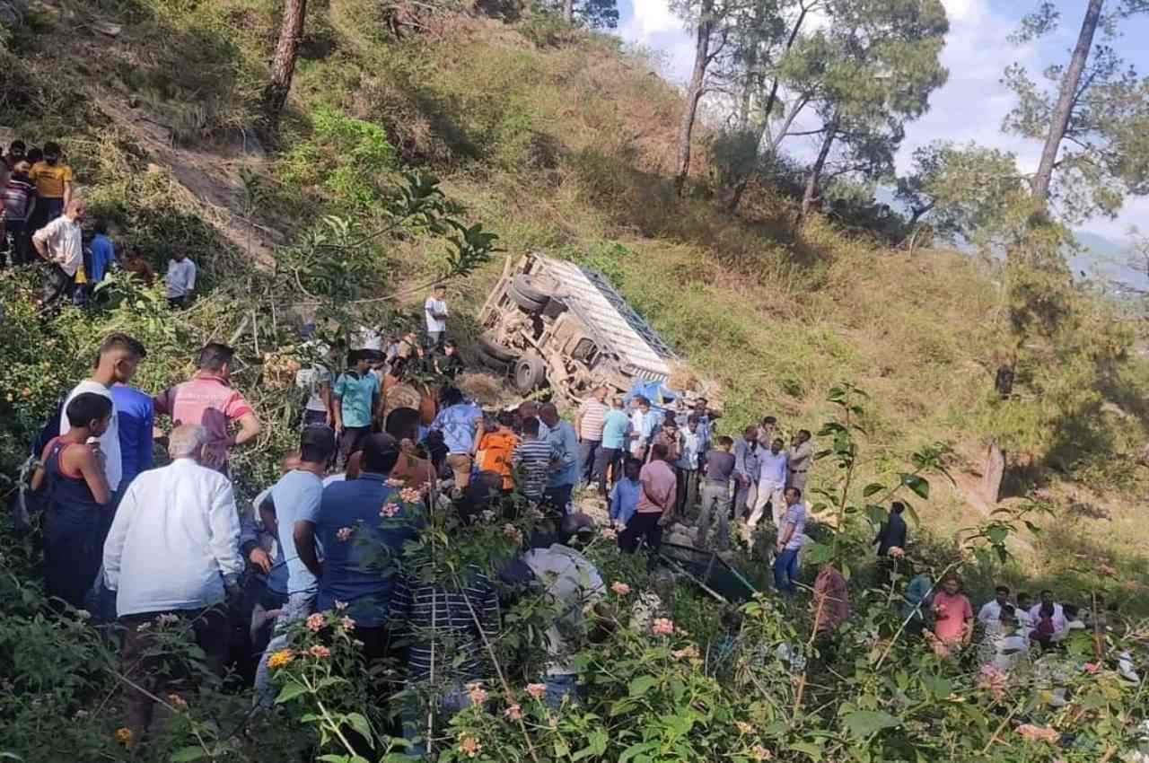 Himachal News: कांगड़ा में दर्दनाक हादसा; 100 मीटर गहरी खाई में गिरा ट्रक; 5 लोगों की मौत