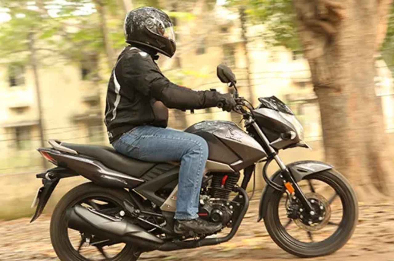 धाकड़ सस्पेंशन सिस्टम के साथ आती है होंडा की यह बाइक, मिलता है 13 लीटर का बड़ा फ्यूल टैंक