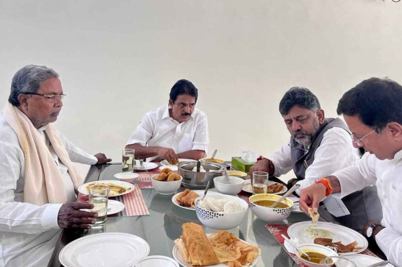 Karnataka govt formation: कांग्रेस महासचिव के घर सिद्धारमैया-शिवकुमार की बैठक खत्म, जानें मीटिंग के बाद क्या बोले KC वेणुगोपाल