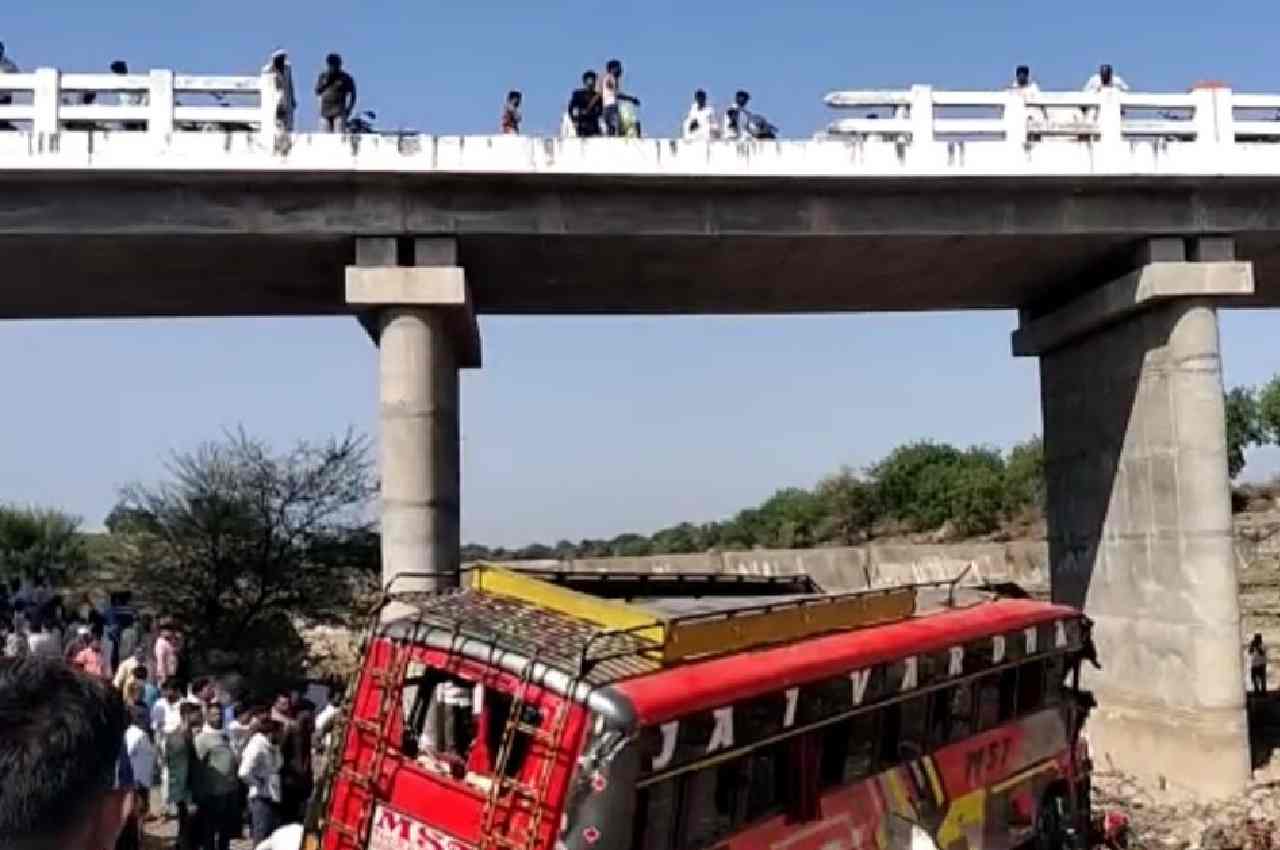 accident in Khargone, Bus fell from bridge, MP News, passengers died