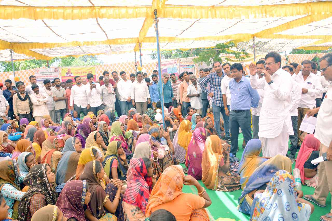 सहकारिता मंत्री आंजना ने चित्तौड़गढ़ में किया महंगाई राहत कैम्पों का निरीक्षण, लाभार्थियों को वितरित किए गारंटी कार्ड
