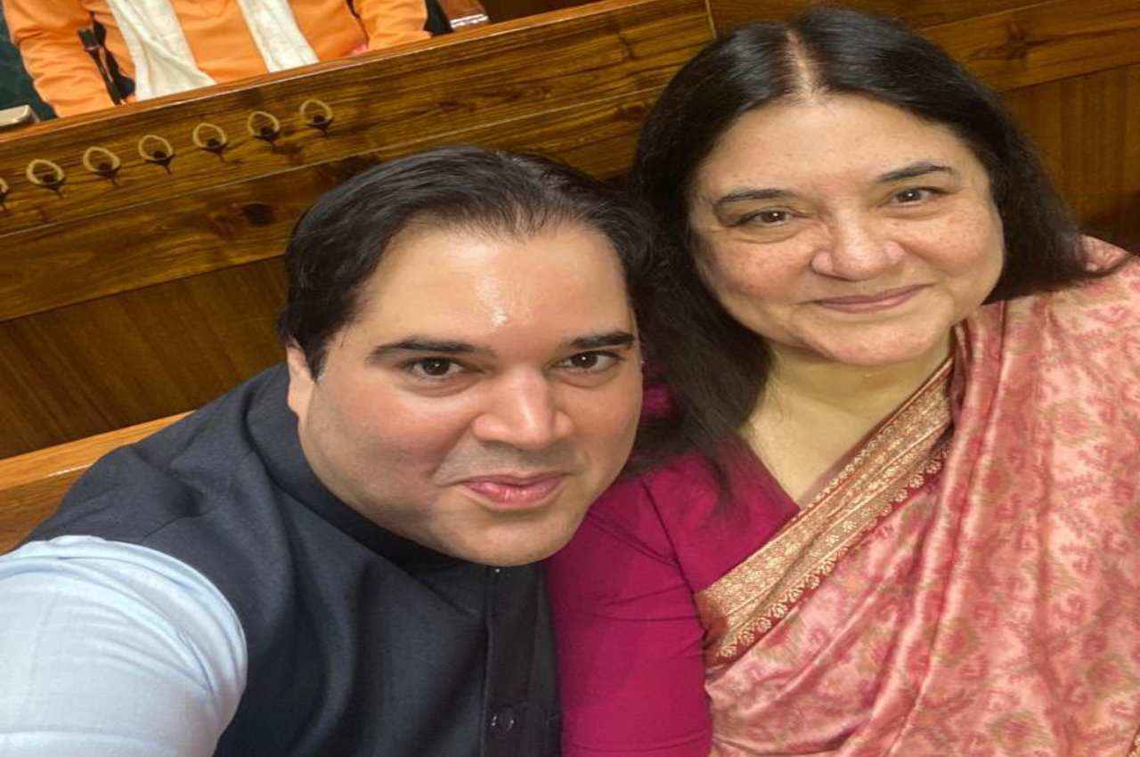 New Parliament Building: नई संसद में बैठकर MP वरुण गांधी ने मां मेनका के साथ ली सेल्फी, शेयर करते हुए लिखी ये बात