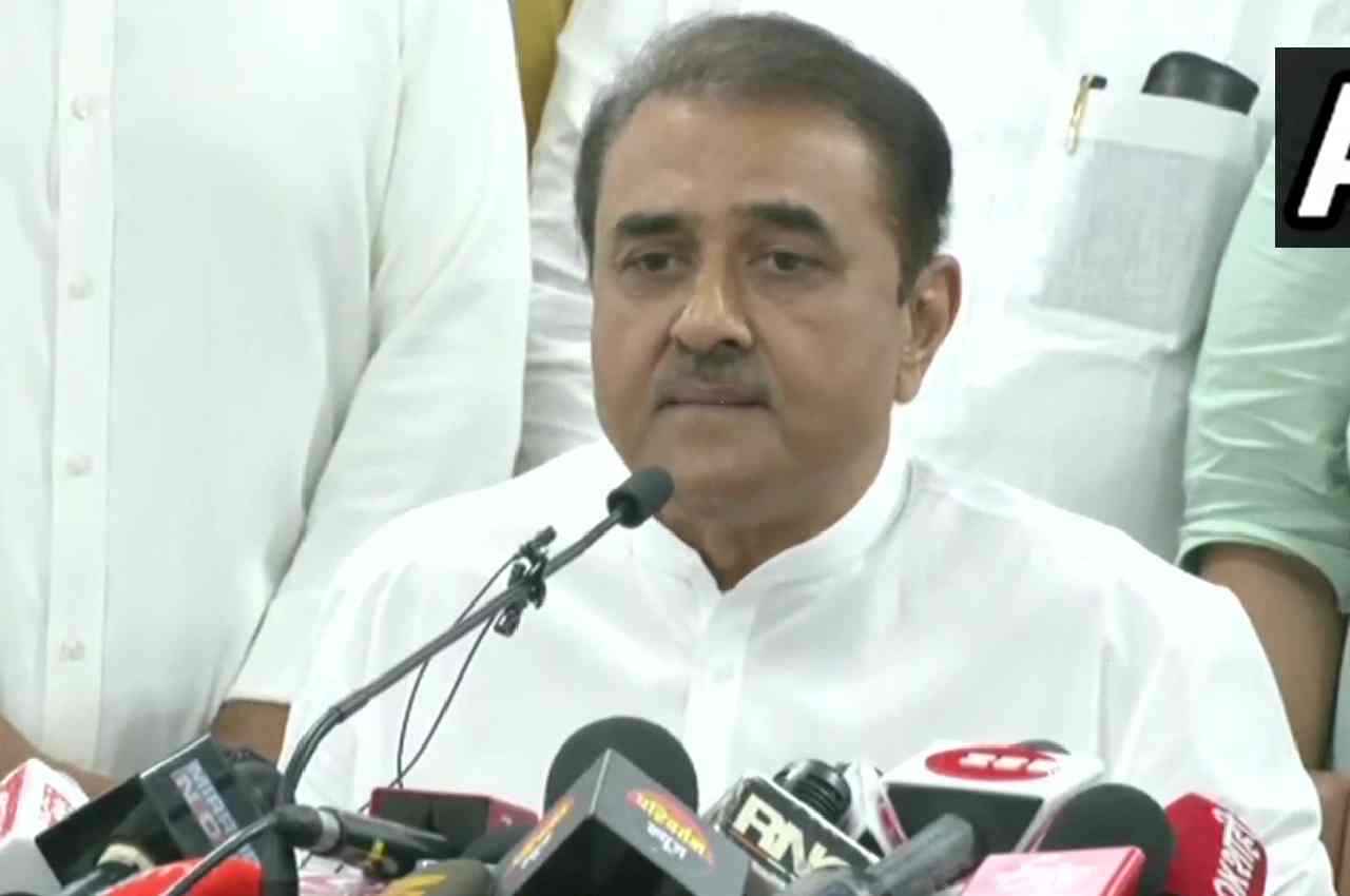 NCP की कोर कमेटी ने शरद पवार के इस्तीफे को किया खारिज, आम चुनाव तक पार्टी चीफ रहने का अनुरोध