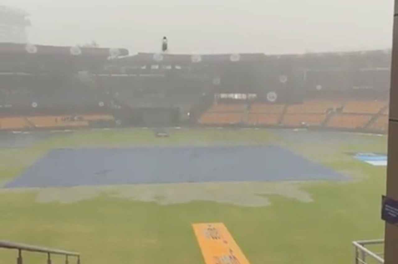 IPL 2023: RCB फैंस के लिए बुरी खबर, बेंगलुरु में शुरू हुई तेज बारिश, जानिए मौसम का मिजाज