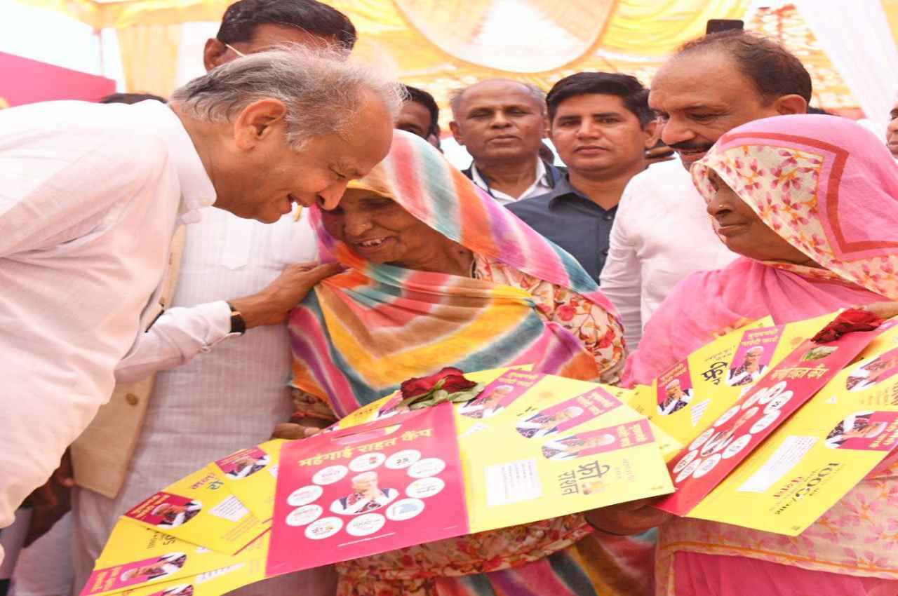 Rajasthan News: डूंगरपुर में सीएम गहलोत ने राहत कैंपों का किया निरीक्षण, कहा- 'सामाजिक सुरक्षा हमारी सरकार की नीति'