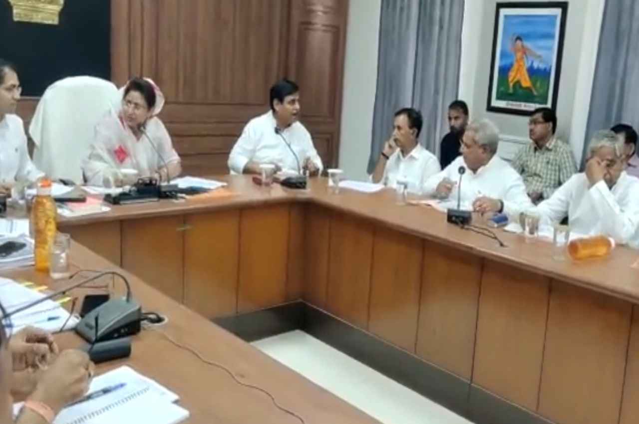 मीटिंग के दौरान आपस में उलझे कांग्रेस प्रदेशाध्यक्ष और विधायक राजेंद्र पारीक, डोटासरा बोले- 'सीमा में रहकर बात कीजिए'