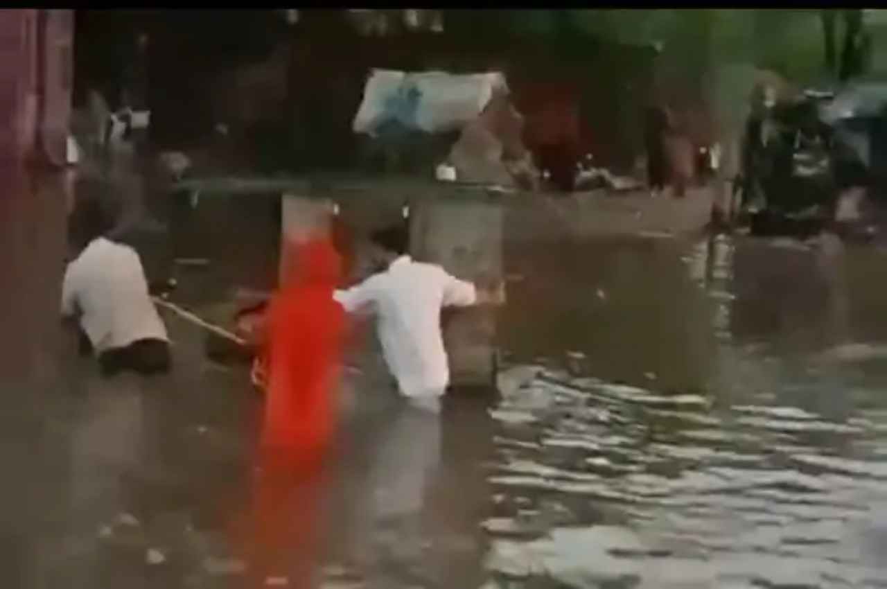 Rajasthan News: जोधपुर में तुफान-बारिश का कोहराम, तेज बहाव में बही 2 कारें, कई पेड़ गिरे