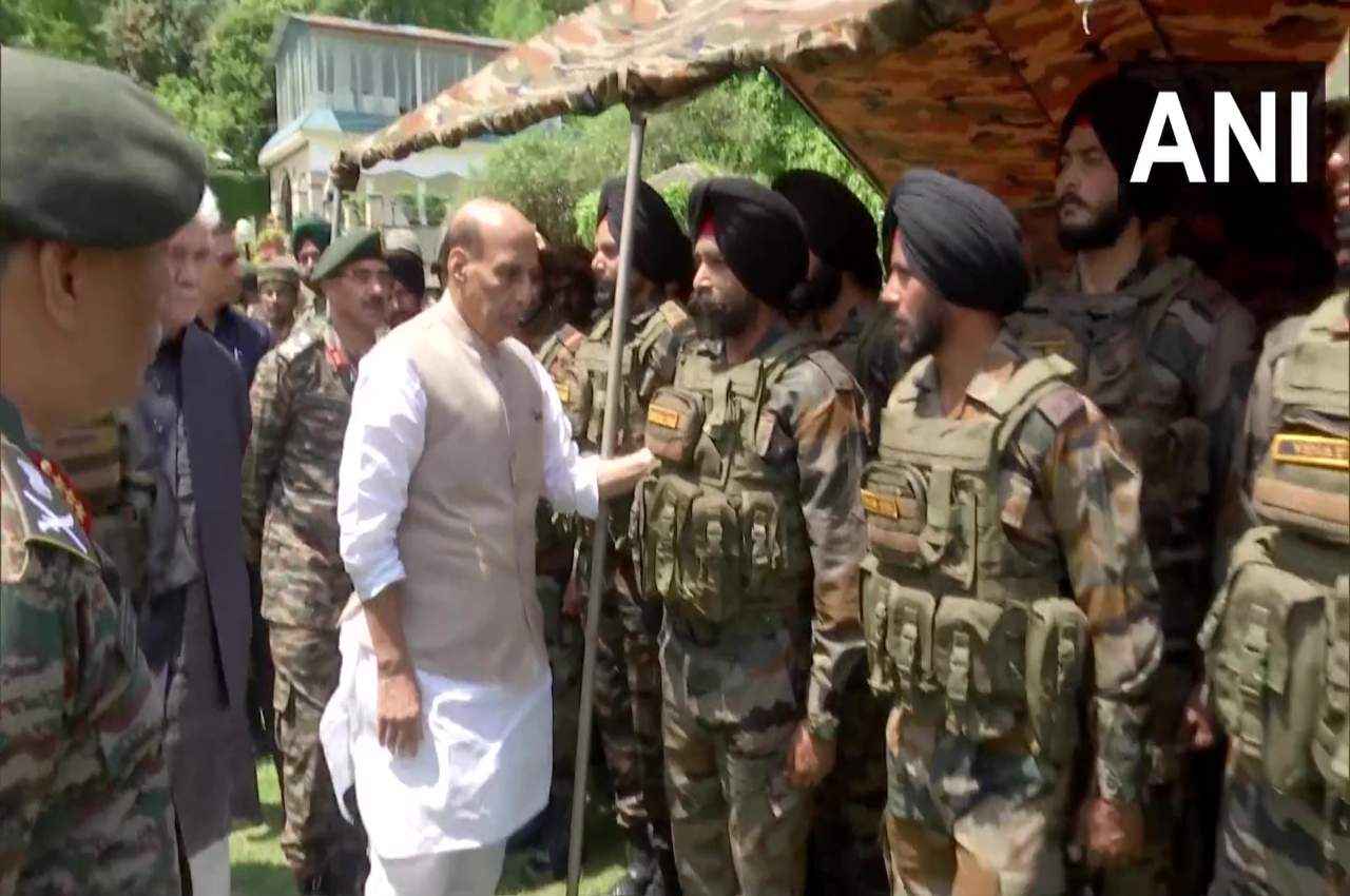 Rajouri Encounter: रक्षा मंत्री राजनाथ सिंह पहुंचे राजौरी; शहीदों को किया नमन, जवानों का बढ़ाया हौसला