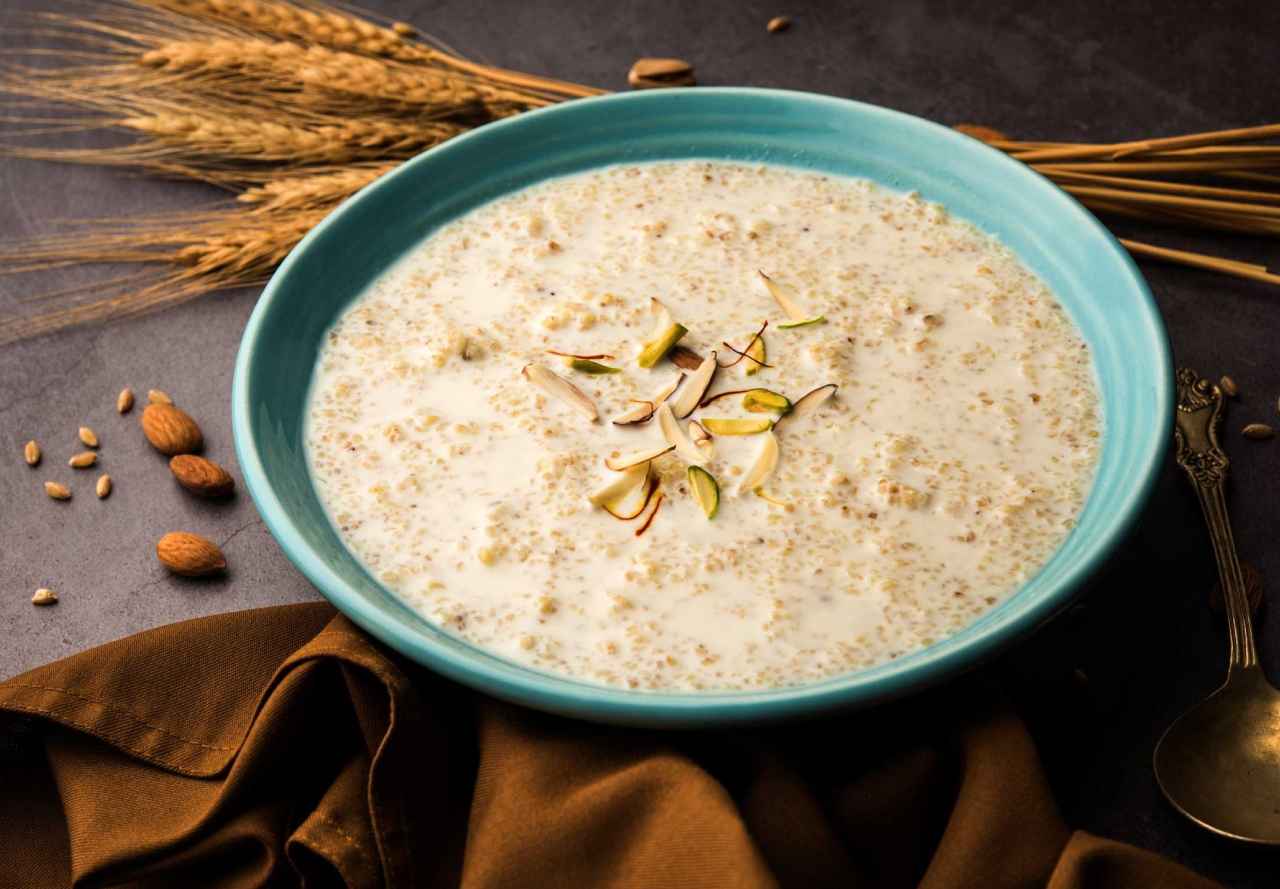 Sweet Dalia Recipe: मिनटों में बनाएं हेल्दी मीठा दलिया, जानें आसान रेसिपी