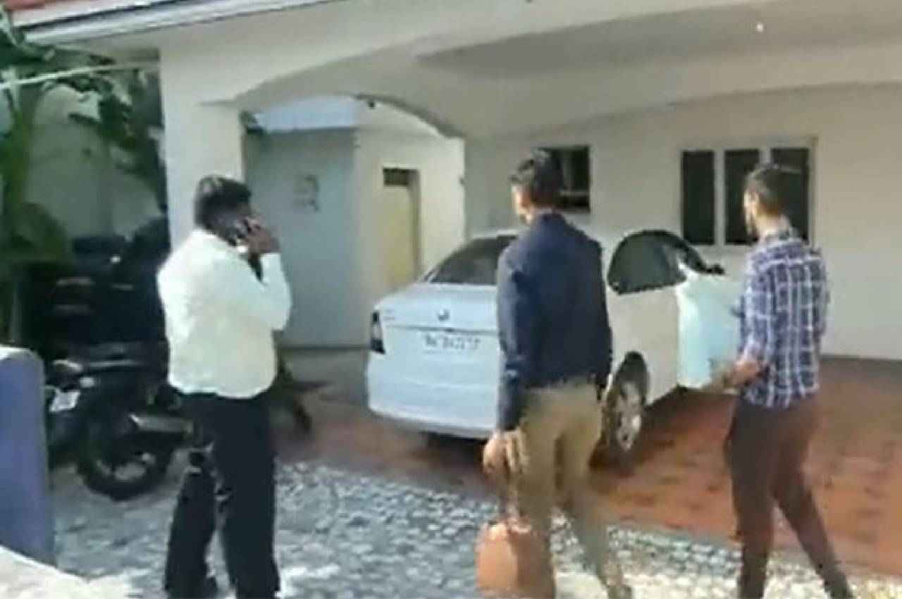 Tamil Nadu IT Raids: तमिलनाडु के मंत्री के ठिकानों पर आयकर की छापेमारी, DMK कार्यकर्ताओं और अफसरों के बीच झड़प