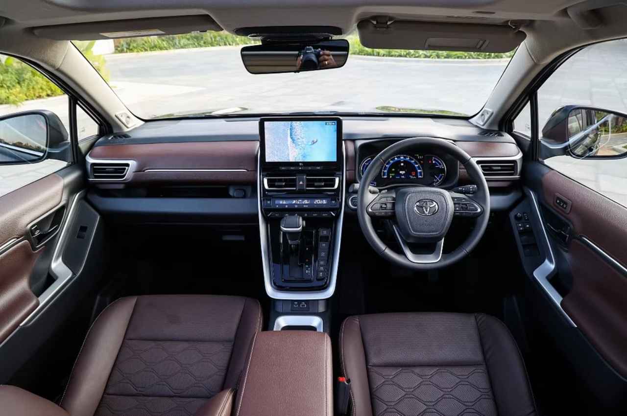 991 लीटर का बड़ा बूट स्पेस, 23.24 kmpl की माइलेज, टोयोटा की इस SUV ने छुड़ाए Scorpio और Carnival के पसीने