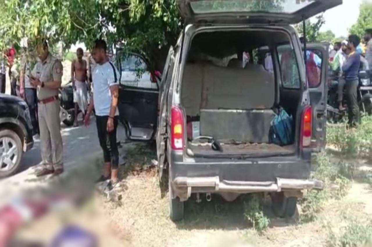 मथुरा में दर्दनाक हादसा; बेकाबू कार पेड़ से टकराई, 4 लोगों की मौत, एक गंभीर