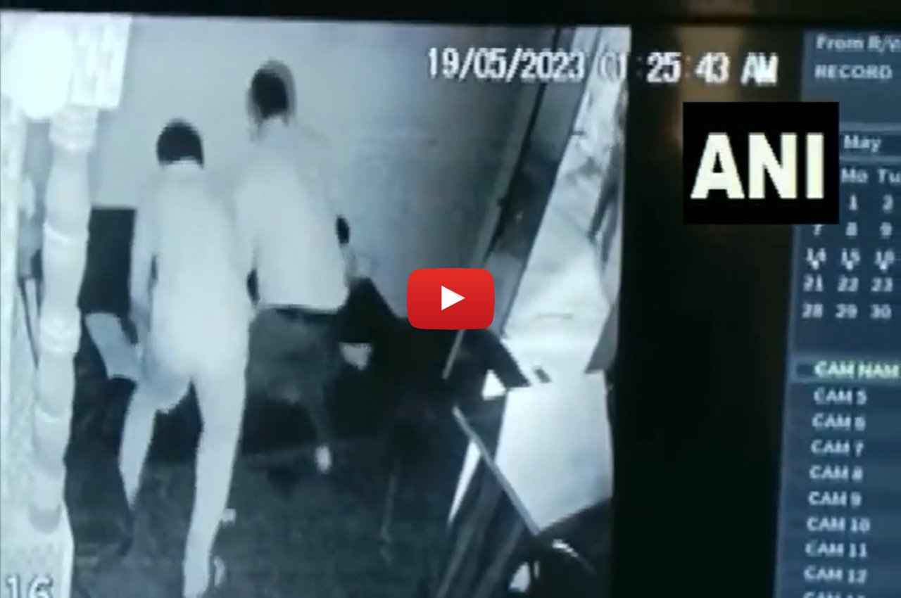 UP News: नोएडा में फिर गार्ड के साथ मारपीट; पार्किंग को लेकर हुआ था विवाद, एक अरेस्ट, Video
