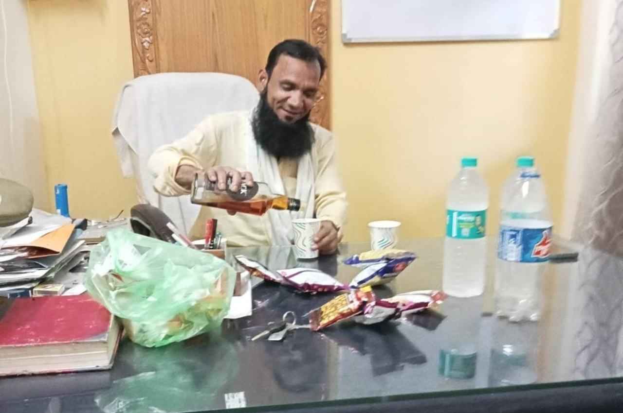 UP News: सहारनपुर की पुलिस चौकी में कुर्सी पर बैठकर पी शराब; फोटो वायरल, प्रभारी सस्पेंड