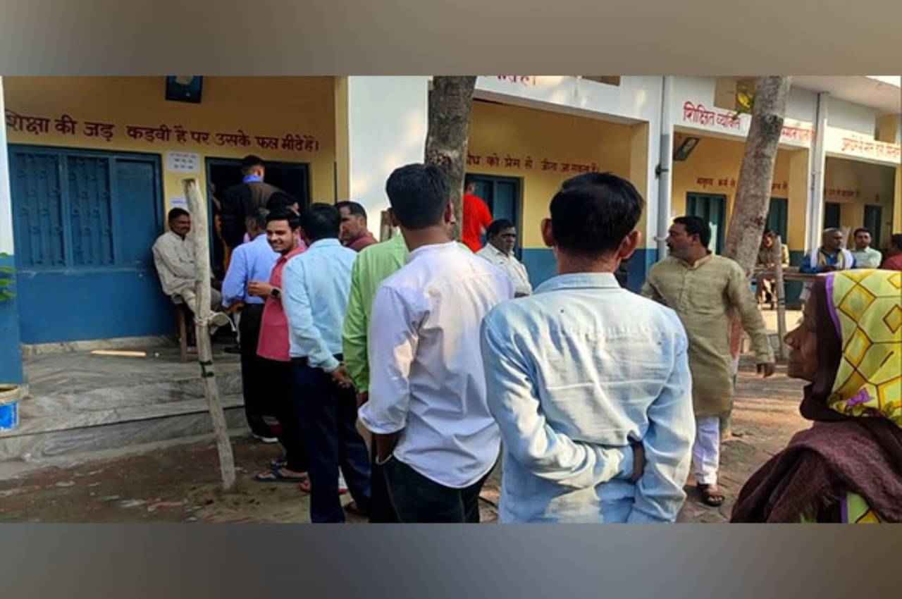 UP Nikay Chunav 2023: मुरादाबाद के मतदान केंद्र पर EVM में आई खराबी; कुछ देर रुका मतदान