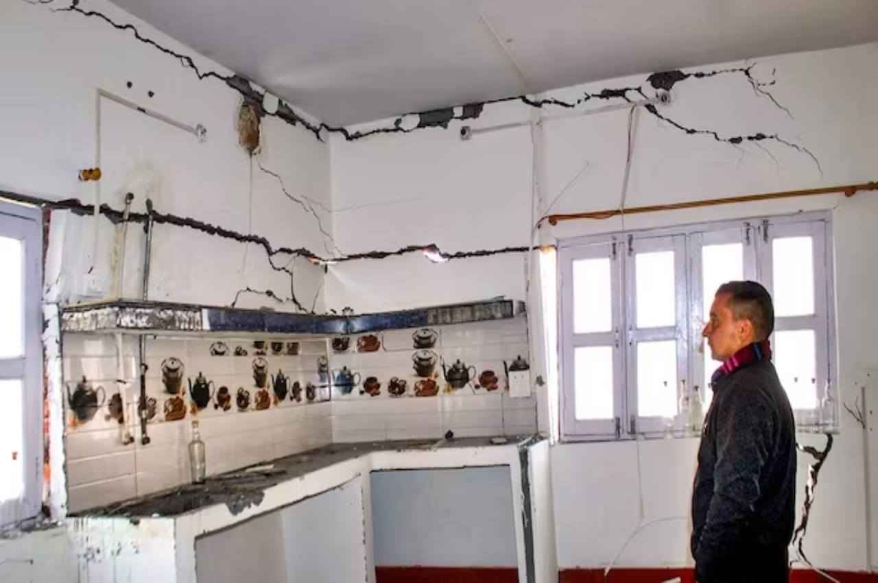 Joshimath Sinking: जोशीमठ के सेफ जोन के घरों में भी दिखी दरारें; बारिश और बर्फबारी ने बढ़ाई चिंता