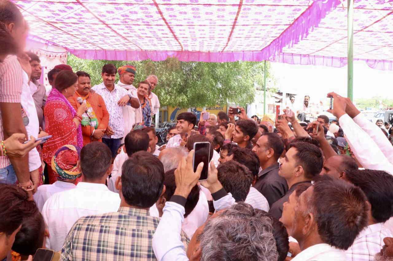 तेजाजी महाराज की जन्मस्थली खरनाल पहुंची पूर्व सीएम राजे, बोलीं- 'मैं आपकी बहू के रूप में आपके बीच आई हूं'