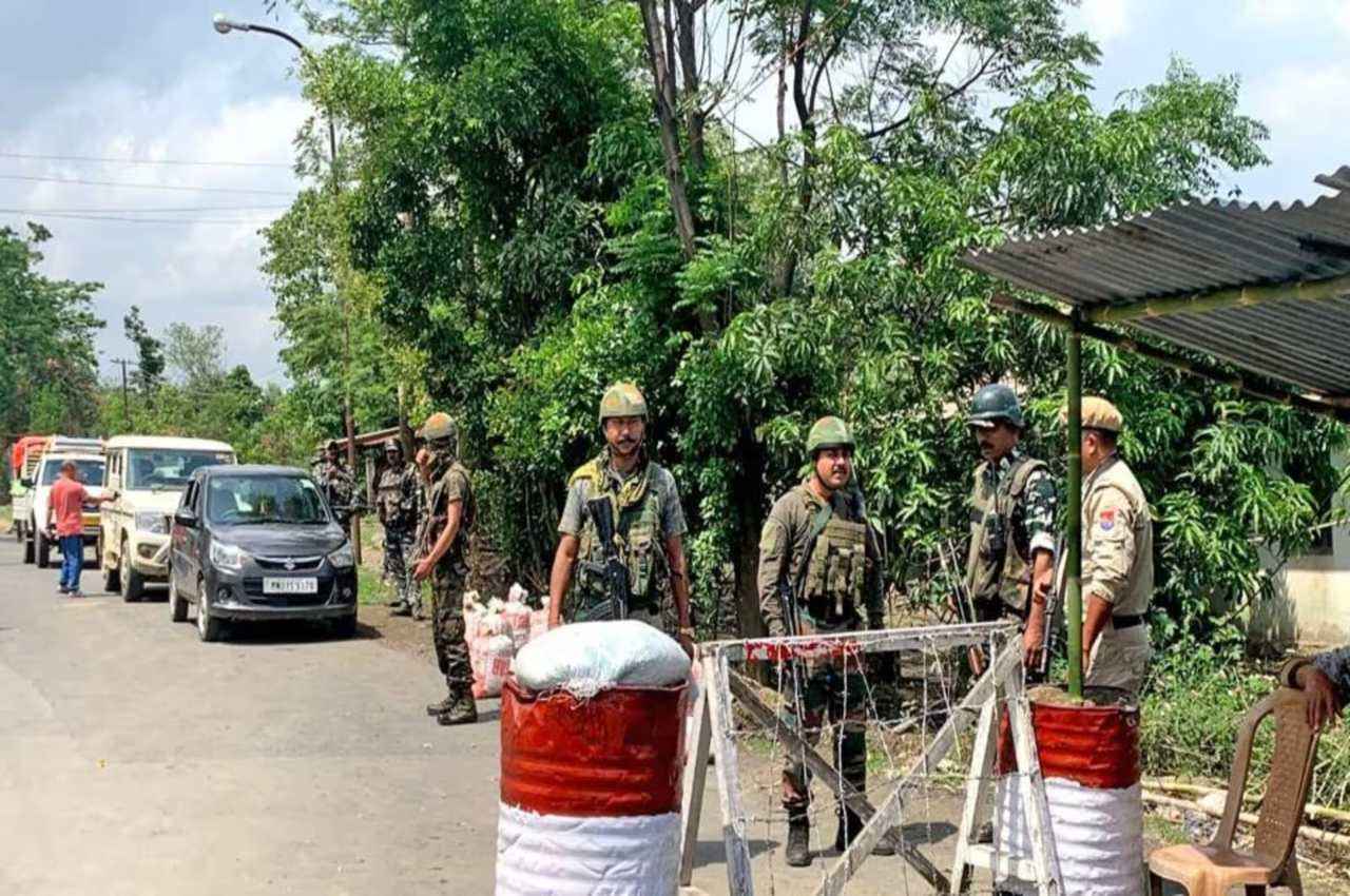 Manipur Violence: मणिपुर में फिर भड़की हिंसा; इंफाल में घरों में आगजनी, इंटरनेट बंद-कर्फ्यू बढ़ा