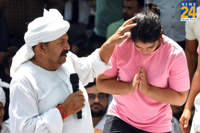 Wrestlers Protest, Kisan Union, Khap Panchayat, Naresh Tikait, mahapanchayat in Muzaffarnagar