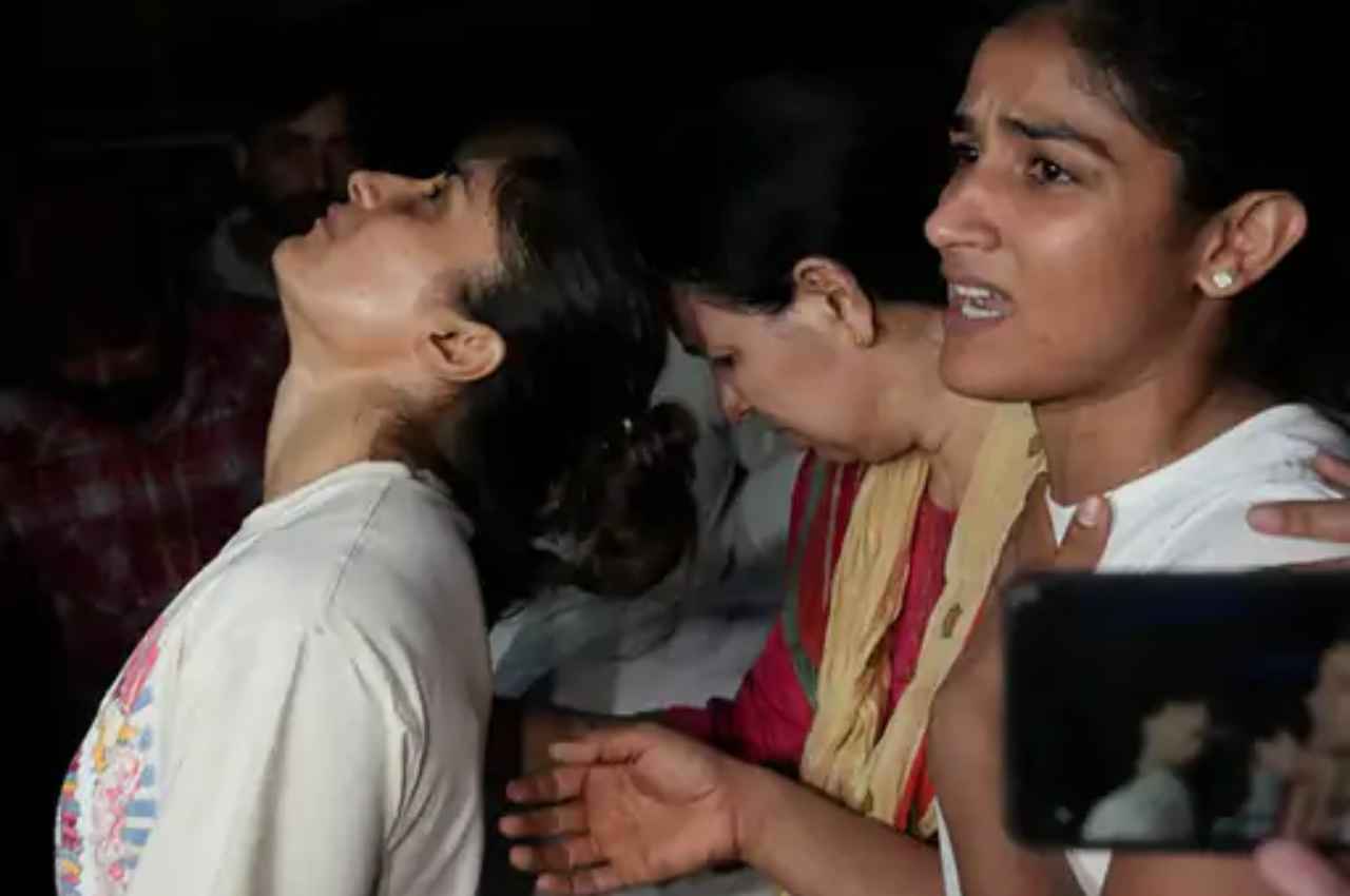 Wrestlers Protest: जंतर-मंतर पर देर रात पहलवानों और पुलिस के बीच झड़प, रोकर बोलीं विनेश-यही दिन देखने के लिए हमने मेडल जीते थे?