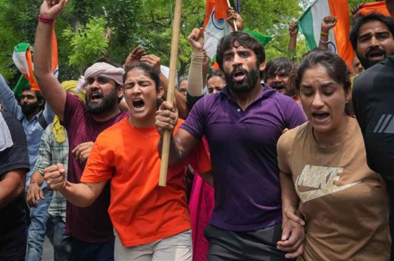 Wrestlers Protest: पहलवानों के साथ हो रहे व्यवहार पर यूनाइटेड वर्ल्ड रेसलिंग ने जारी किया बयान, WFI को किया जा सकता है सस्पेंड