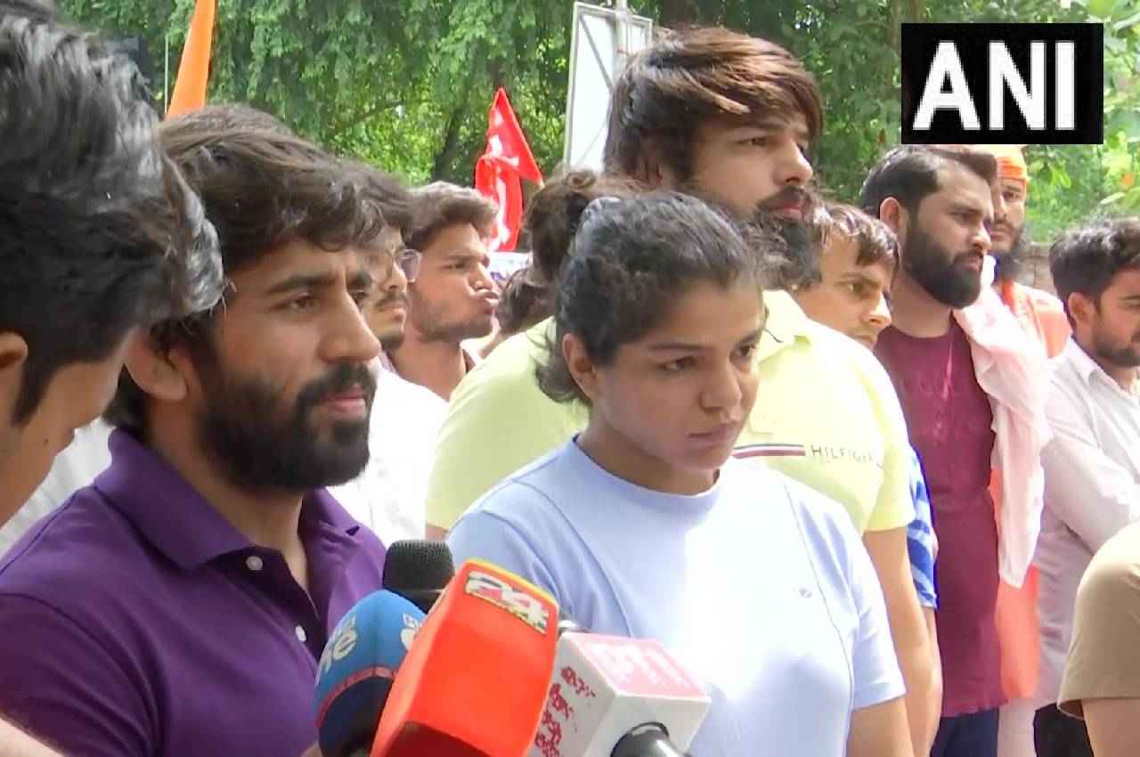Wrestlers Vs WFI Chief: दिल्ली पुलिस ने पहलवानों के खिलाफ दर्ज की FIR, विनेश ने कहा- नया इतिहास लिखा जा रहा है