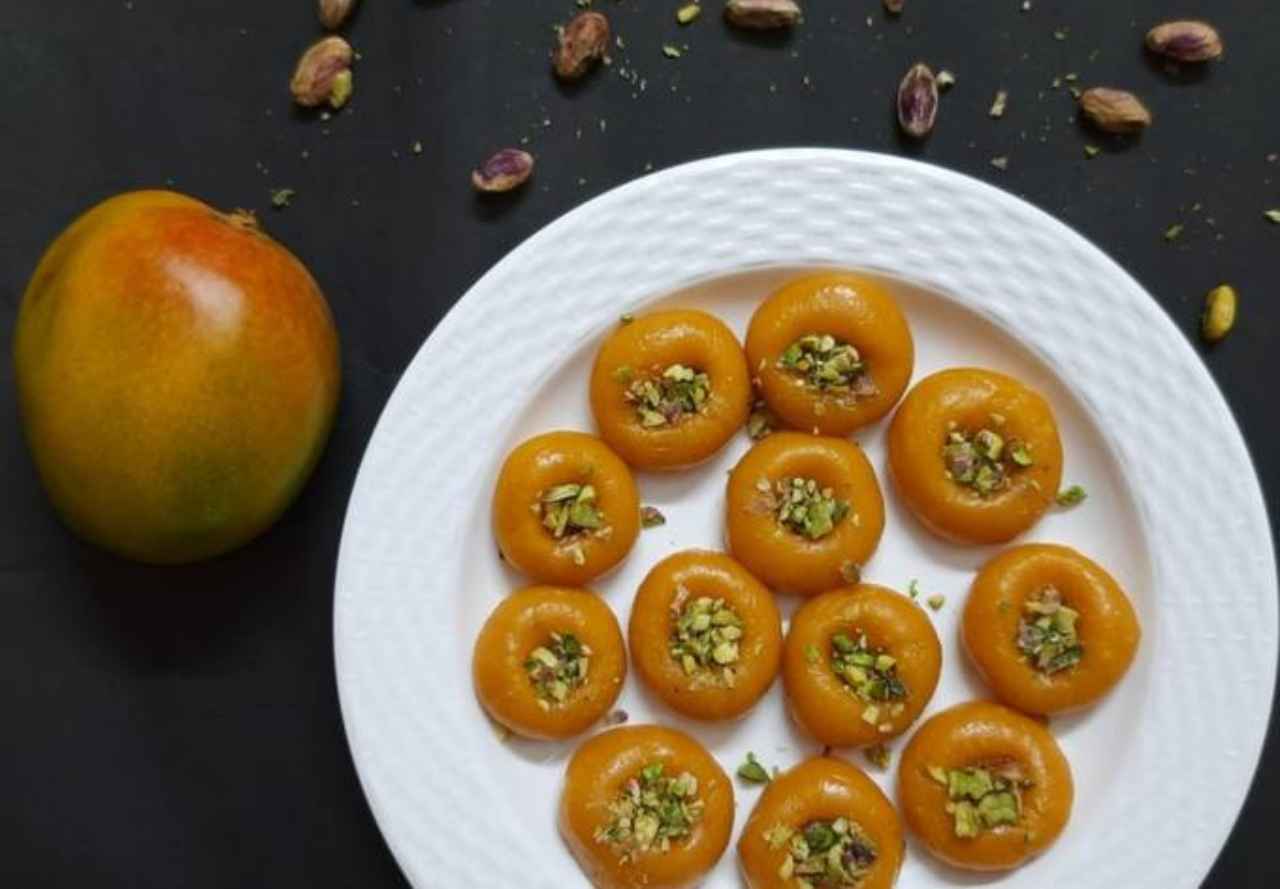 Aam Ka Peda: गर्मियों में आम का स्वाद चखने का नया अंदाज, ट्राई करें मैंगो पेड़ा रेसिपी