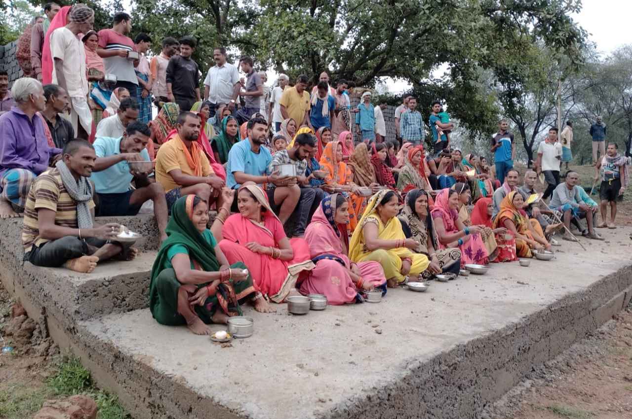 कवर्धा: जिले के विभिन्न ग्राम पंचायतों में मनरेगा के कार्य स्थल पर ग्रामीणों ने बोरे-बासी खाकर बताए इसके फायदे