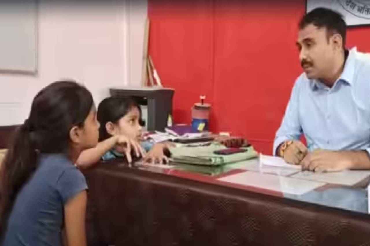 ग्वालियर में मां को बचाने मासूम बेटियों ने लगाई Police से गुहार, पुलिस अंकल आप हमारे पापा को पकड़ लेंगे ?