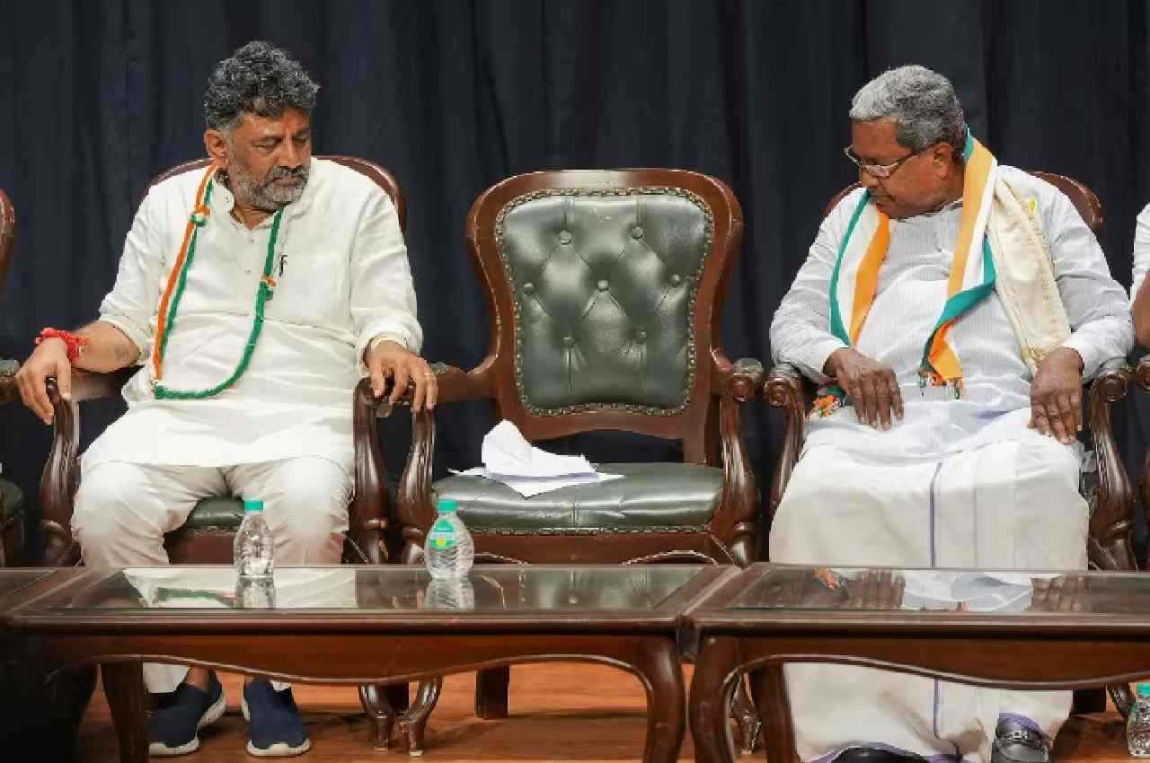 Siddaramaiah Or Shivakumar: कर्नाटक के नए सीएम पर फैसला लेंगे सोनिया गांधी और राहुल! खड़गे आज बेंगलुरु में करेंगे ऐलान