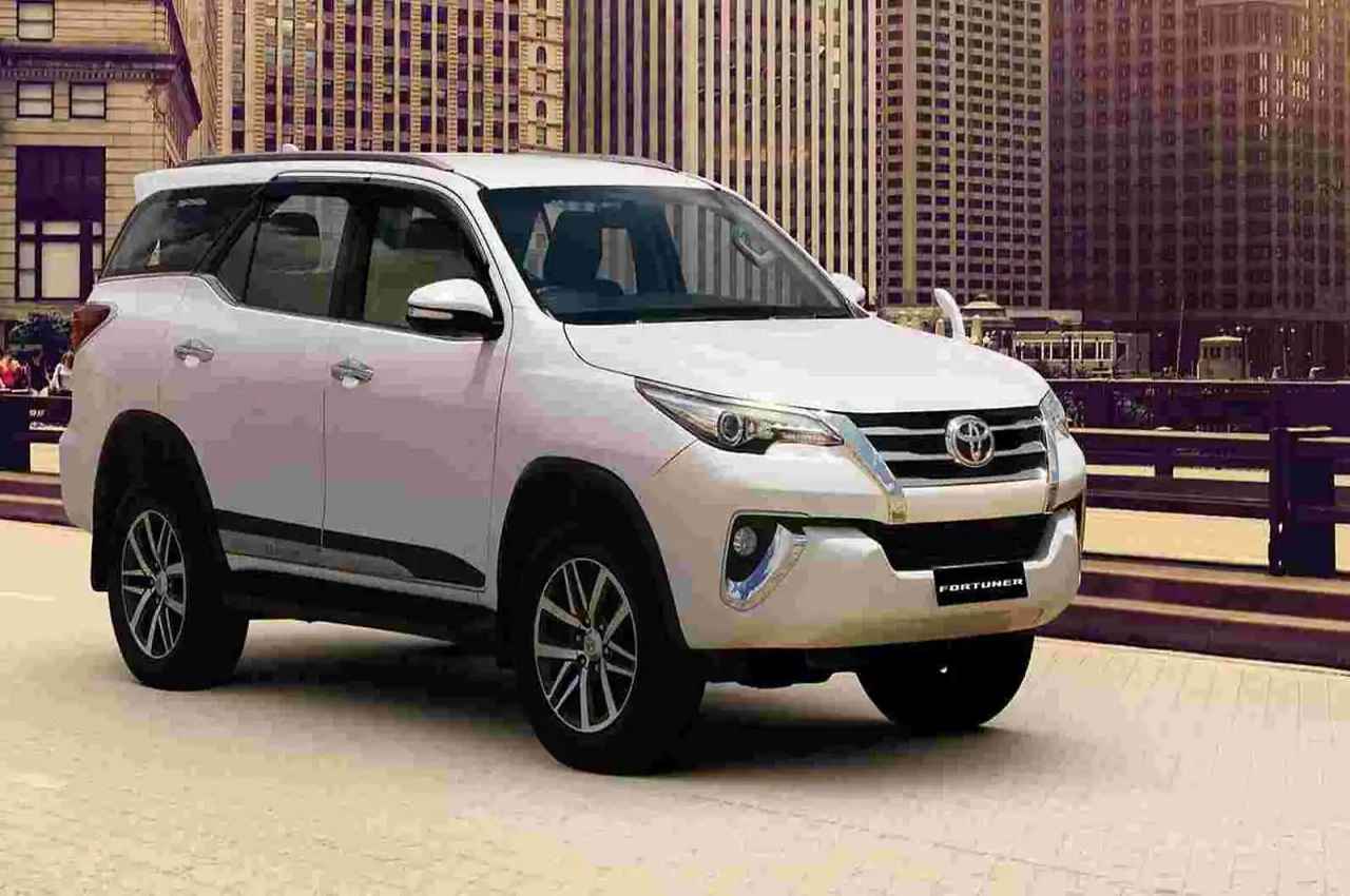 Toyota की गाड़ियों की सेल में अप्रैल में आई गिरावट, कंपनी ने बताई वजह