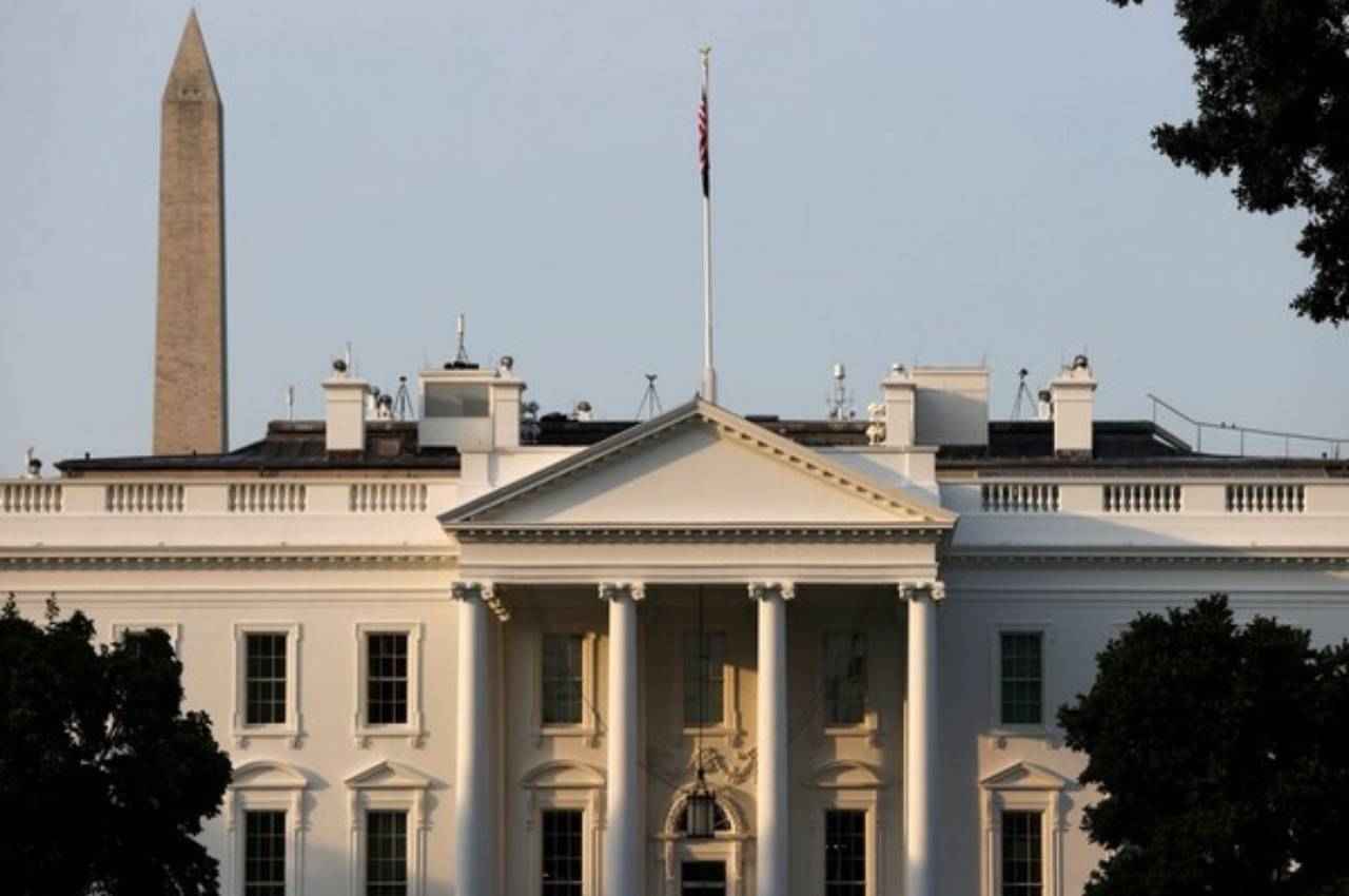 United States: व्हाइट हाउस के पास सुरक्षा बैरियर से टकराया ट्रक, हिरासत में ड्राइवर; जांच में जुटी एजेंसियां