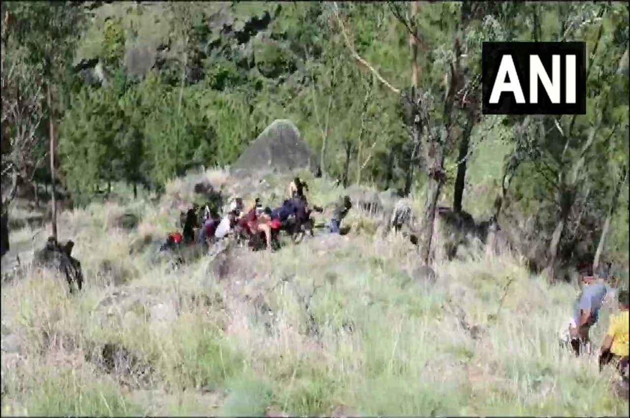 Accident in Himachal: शिमला में दर्दनाक हादसा; कई फीट गहरी खाई में गिरी कार, 4 की मौत
