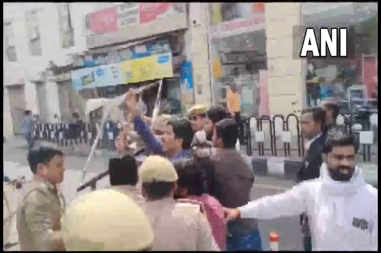 Adipurush Row: लखनऊ में फिल्म आदिपुरुष को लेकर विरोध-प्रदर्शन, हंगामा; पुलिस ने हिरासत में लिए कई लोग