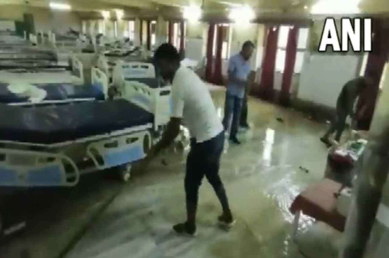 Ajmer: बारिश से लबालब भरा जेएलएन अस्पताल, मरीजों को करना पड़ा शिफ्ट