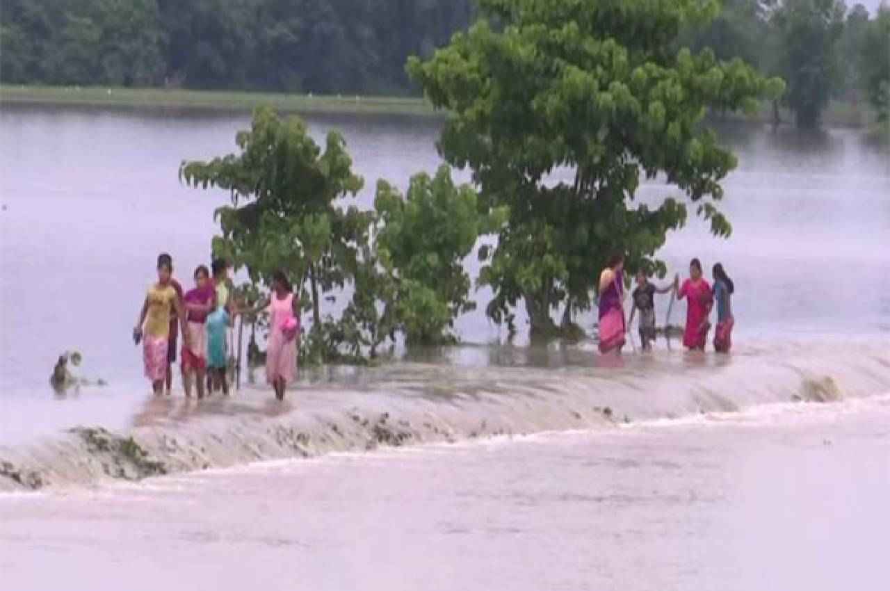 Assam Flood: असम में बाढ़ से बिगड़े हालात; 20 जिलों के 780 गांव प्रभावित, 1.2 लाख लोग हुए बेघर