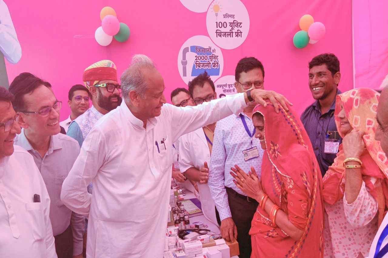 सीएम गहलोत ने बांसवाड़ा को दी करोड़ों के विकास कार्यों की सौगात, बोले- 'आदिवासी क्षेत्र का विकास हमारी प्राथमिकता'
