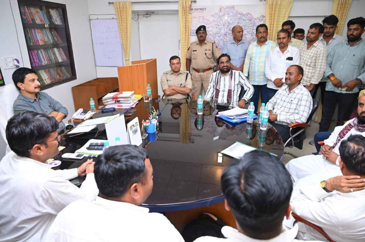 Barmer: बजरी माफिया के खिलाफ हनुमान बेनीवाल की हुंकार रैली, कलेक्ट्रेट में दिया धरना, रात 1 बजे मांगों पर बनी सहमति