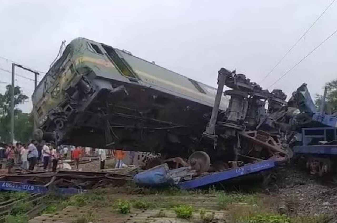 West Bengal: पश्चिम बंगाल के बांकुरा में मालगाड़ियों की टक्कर, 12 डिब्बे पटरी से उतरे; 14 ट्रेनें रद्द