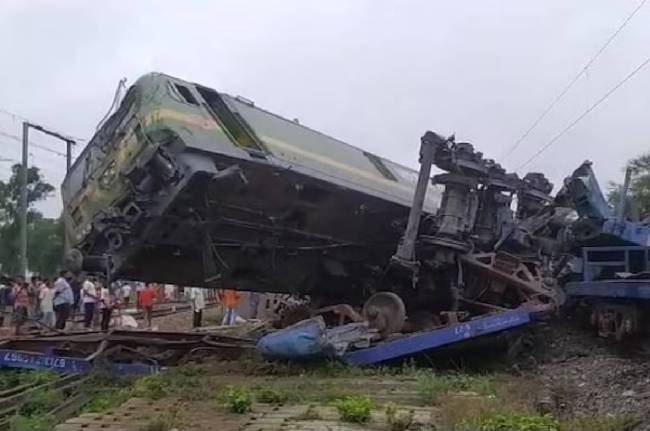 Bengal train accident Bengal train accident, goods train accident, goods trains collision, train collide in bengal, train accident in Bankura