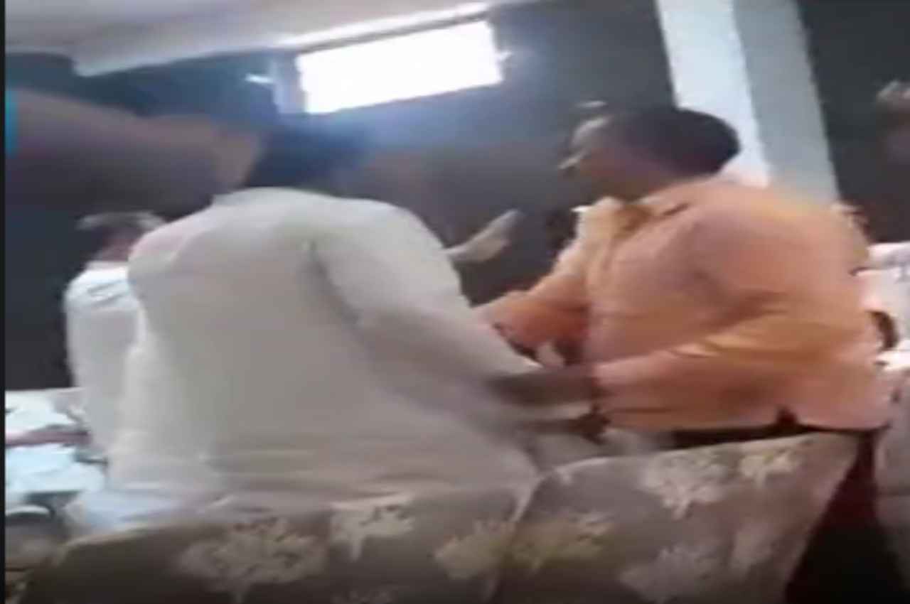 Bharatpur: मीटिंग के दौरान आपस में भिड़े बीजेपी कार्यकर्ता, सांसद से पूछा- 'अब तक सांसद निधि से क्या-क्या काम करवाए हैं'