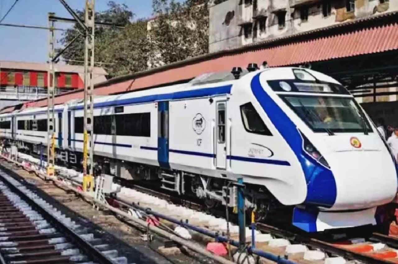 भोपाल से इंदौर पहुंची 'वंदे भारत', लोगों ने किया जोरदार स्वागत, जानिए कितनी स्पीड में दौड़ी