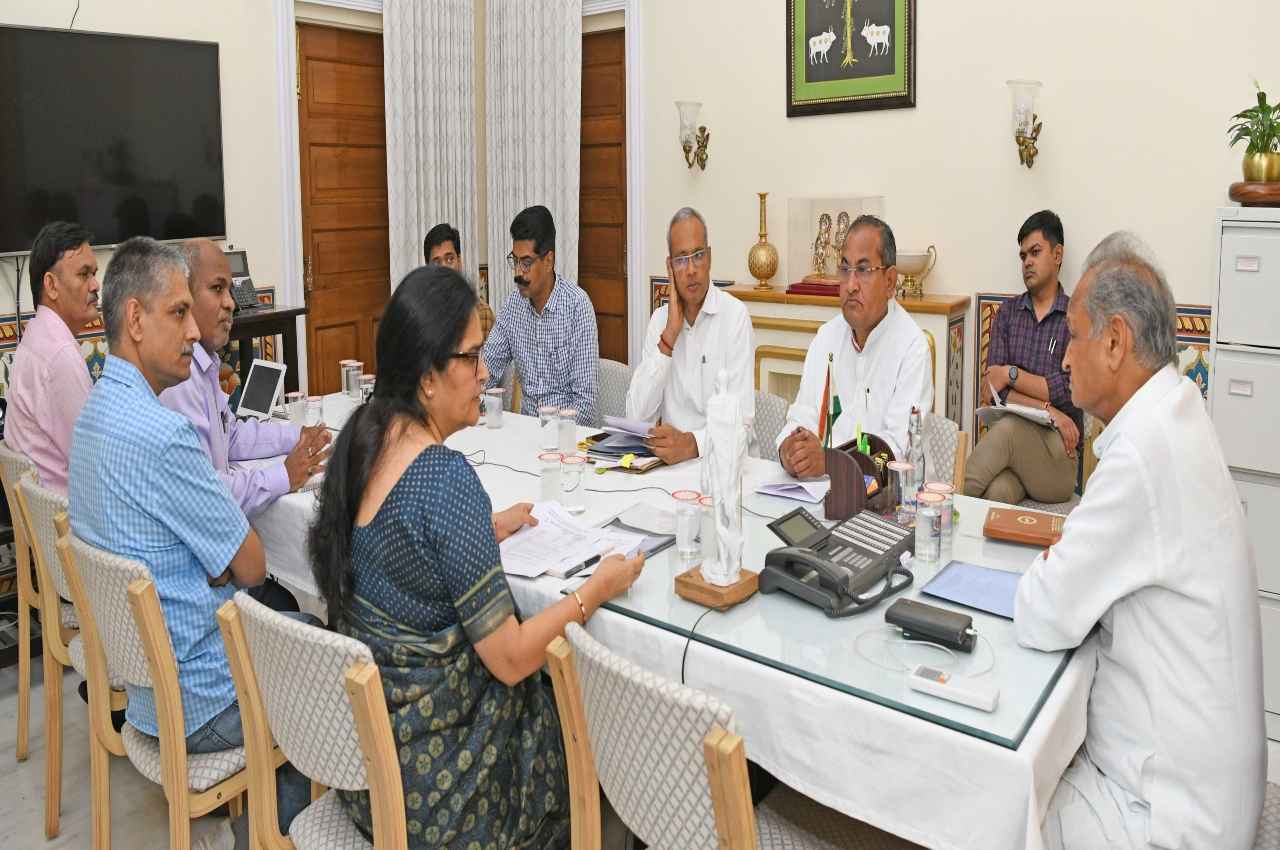 Jaipur: सीएम गहलोत ने अधिकारियों के साथ की समीक्षा बैठक, आज तूफान प्रभावित जिलों का करेंगे हवाई सर्वेक्षण