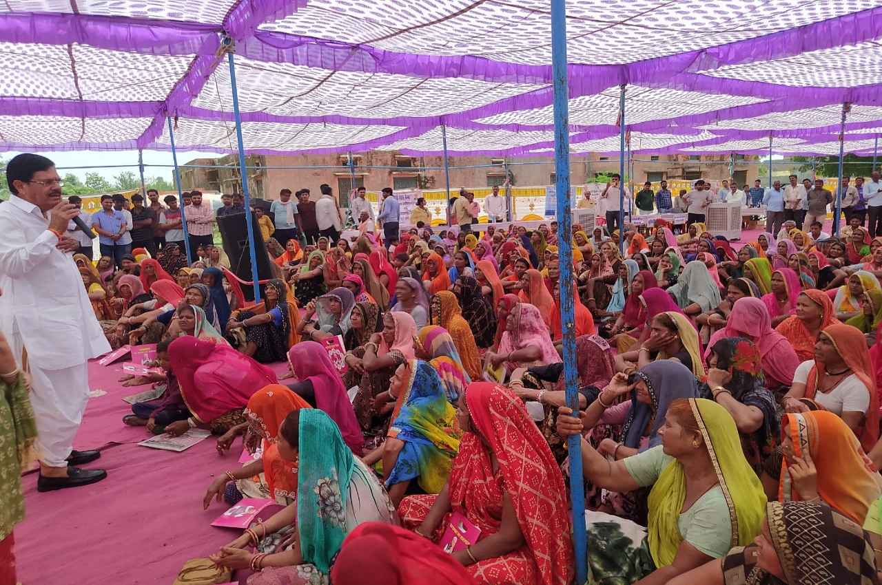 Chittorgarh: सहकारिता मंत्री ने किया महंगाई राहत कैंप का निरीक्षण, लाभार्थियों को वितरित किए गारंटी कार्ड