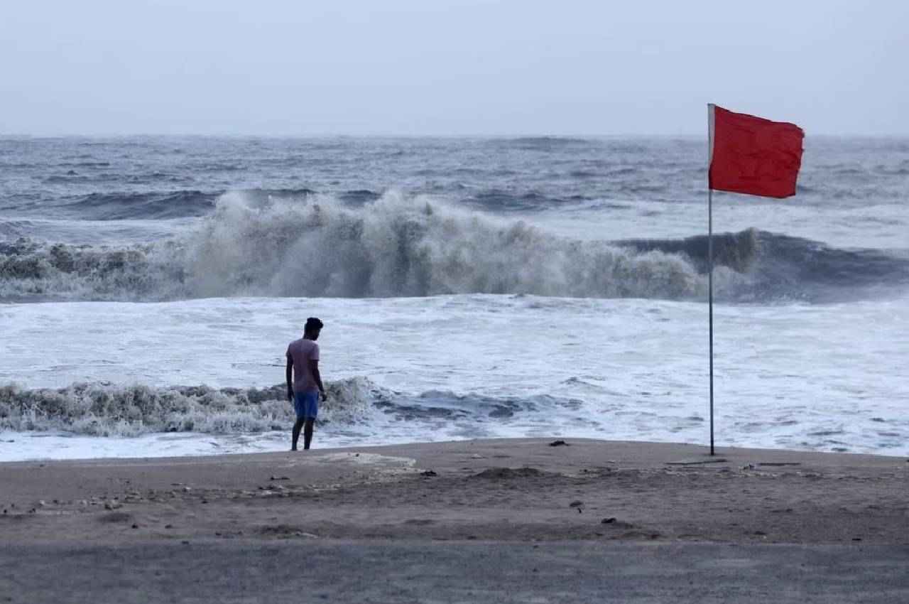 Cyclone Biparjoy Live Updates: बिपारजॉय तूफान को लेकर 8 राज्यों में अलर्ट, गुजरात में NDRF की 17 टीमें तैनात