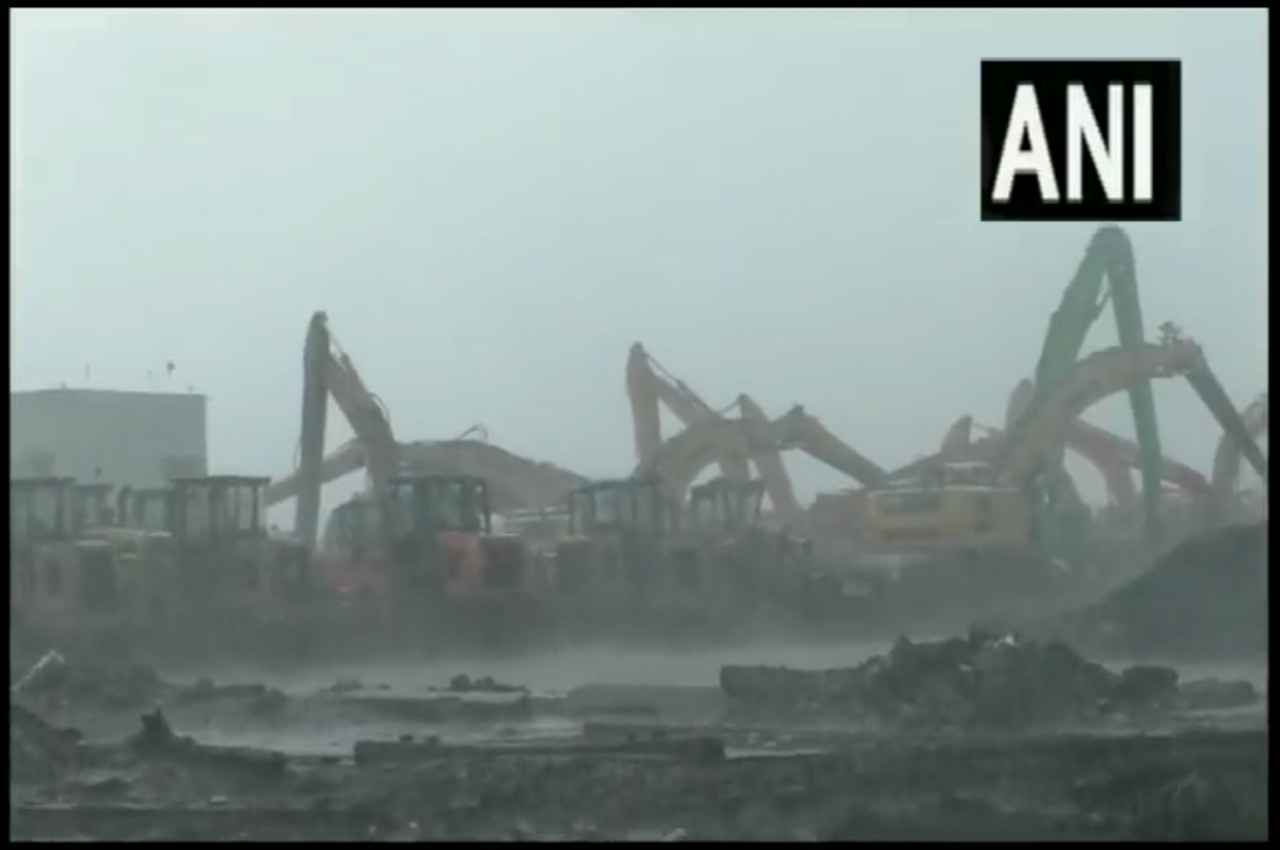 Cyclone Biparjoy LIVE Updates: गुजरात में आज 'कयामत की रात', कच्छ में लैंडफॉल शुरू, पत्तों की तरह उखड़े विशाल पेड़