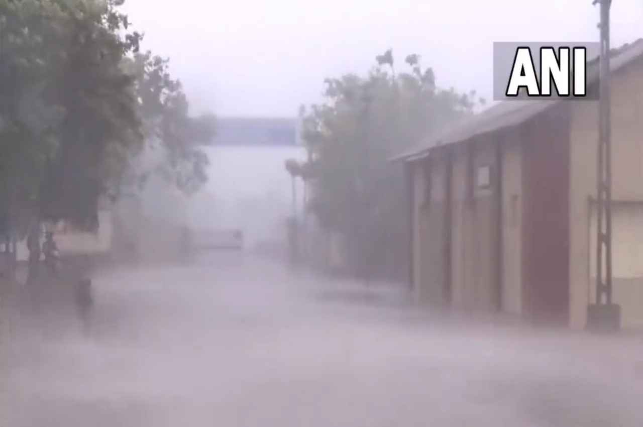 Cyclone Biparjoy: गुजरात के जखाऊ पोर्ट से आज रात टकराएगा बिपरजॉय, विनाशकारी तूफान के सामने चट्टान की तरह खड़ी सेना