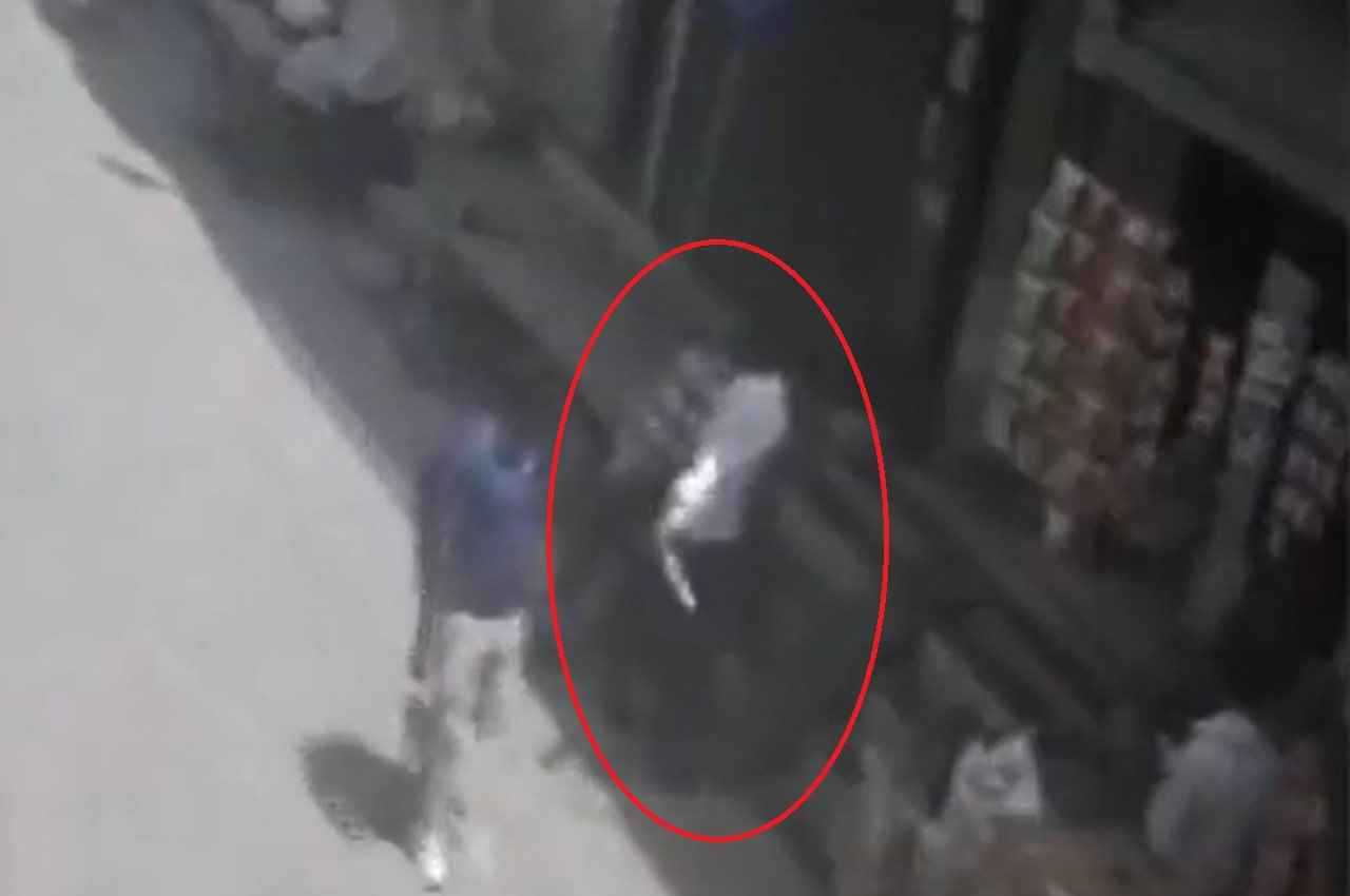 Delhi Crime News: दिल्ली में फिर शाहबाद डेयरी जैसी वारदात; बदरपुर में सरेआम युवक पर किए चाकू से कई वार, एम्स में भर्ती
