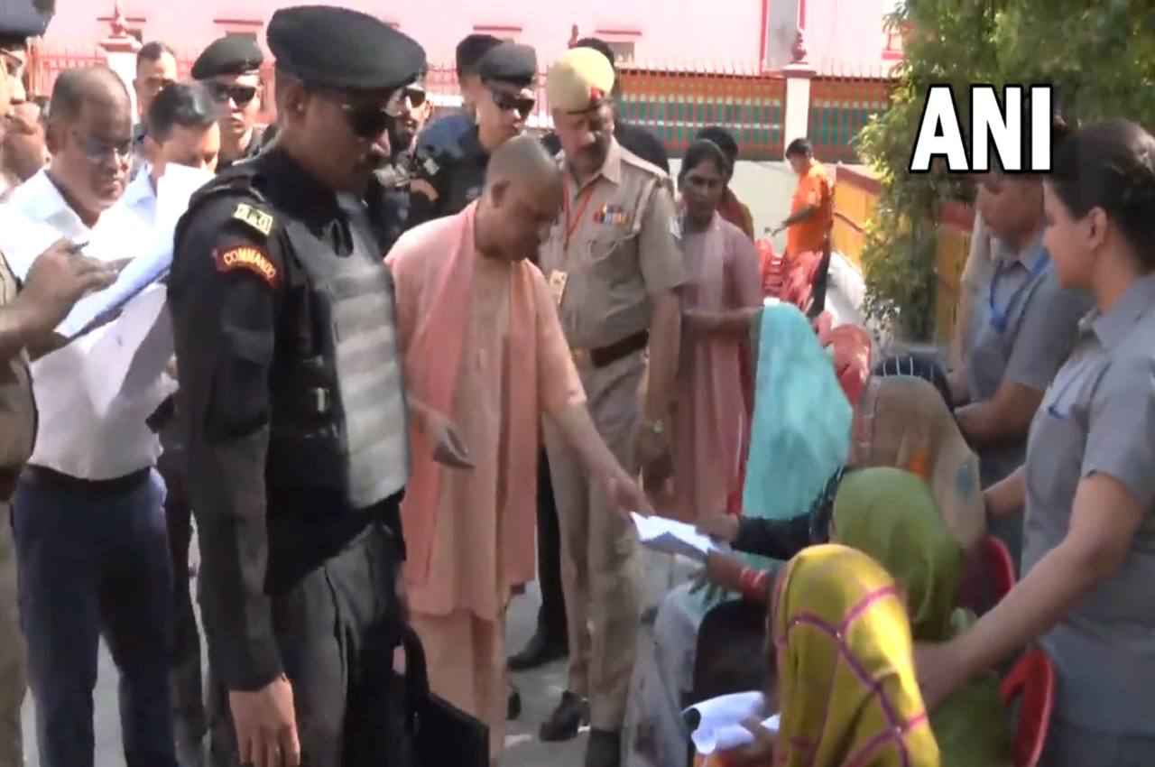 गोरखपुर में CM योगी का जनता दरबार; बोले- हर जरूरतमंद को मिलेगा पक्का घर, अवैध कब्जा करने वालों पर होगी कार्रवाई
