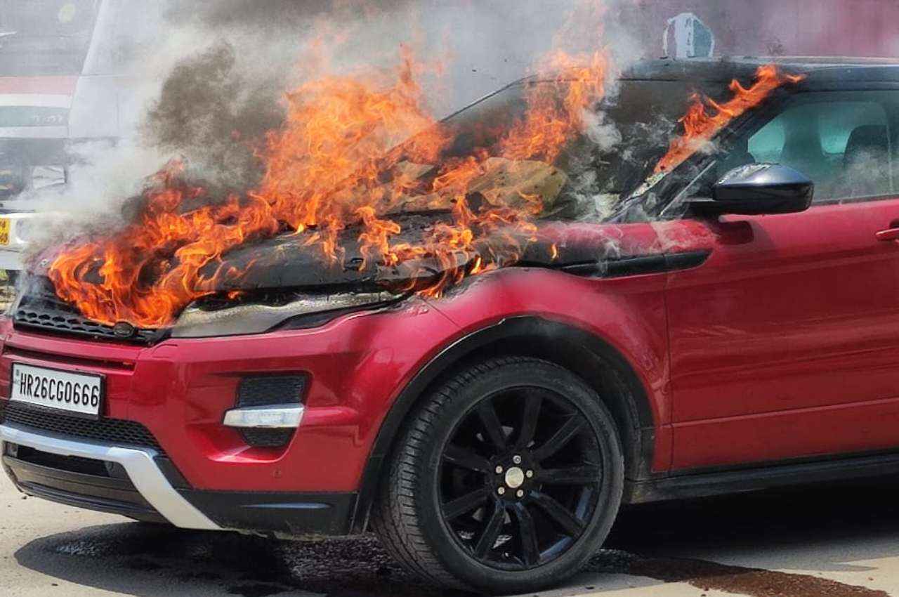 Greater Noida News: सड़क पर दौड़ती करोड़ों की Range Rover कार में लगी आग, Video बनाते रहे लोग